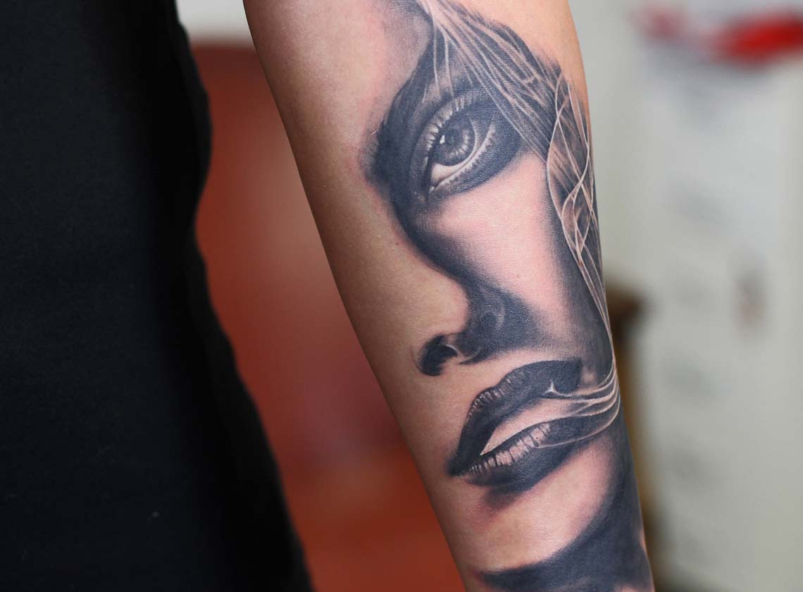 Frauengesicht und Rauch Tattoo